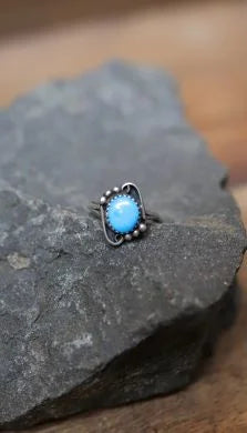 Circle Turquoise Ring W/ Beaded Detail | Vintage - Jewelry -